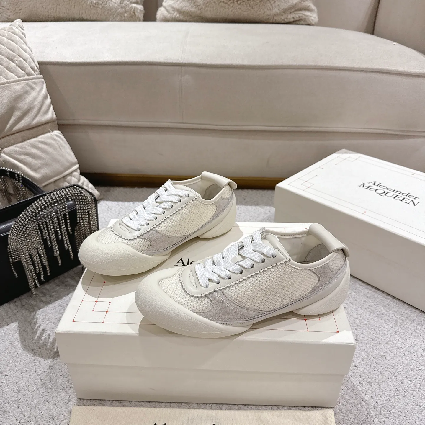 👟👟Ex-factory price 600👟👟 Men's size +10 2025 McQueen's new AIexanderMcQUEEN✅ The original quality has been certified! The original version is reproduced 1:1, and the latest lace-up casual shoes are released simultaneously. • McQueen logo • Round toe box • Lightweight segmented sole design, made of imported stretch breathable fabric + grained cowhide, soft inner lining and insole, comfortable for walking and not stuffy on the feet. Five colors: black/white·white·off-white·black/brown·yellow Fabric: grained cowhide + stretch fabric + cow suede Insole: imported sheepskin Women’s model: 35–40 (40 for women is not returnable) Men’s model: 39–45 (45 for men is not returnable)